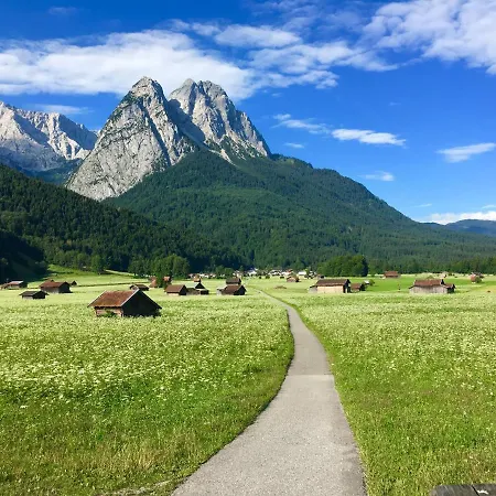 Σπίτι διακοπών Alpine Escape With Mountain View Γκάρμις-Παρτενκίρχεν