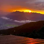 Alpine Escape With Mountain View Ferienhaus *