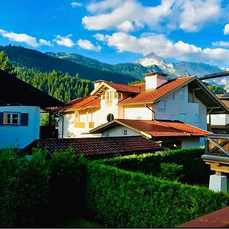 Alpine Escape With Mountain View Ferienhaus *